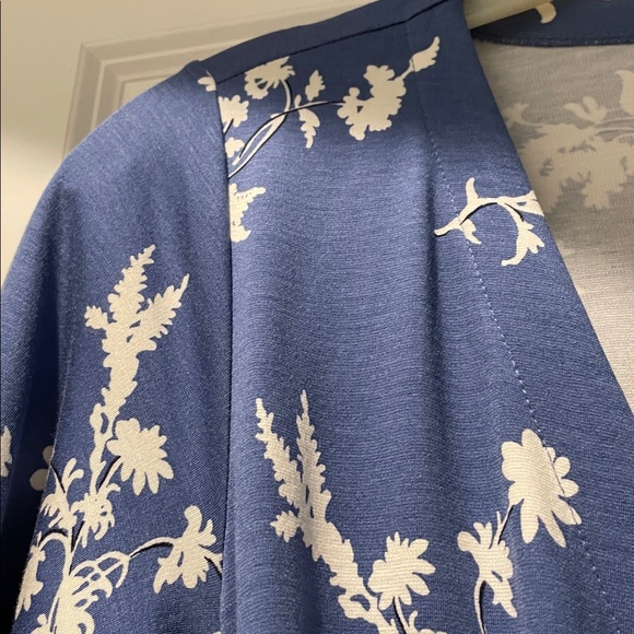 Ann Taylor Wrap Dress Size6 BlueWhite Floral Print Capsule Classic Timeless - Picture 3 of 12